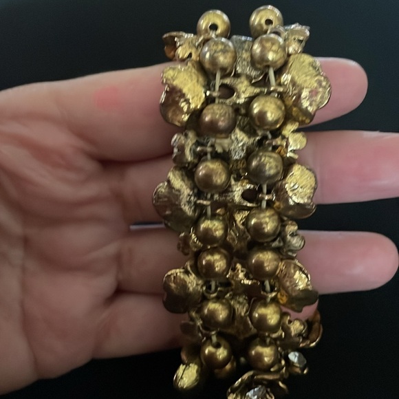 🖤Gold Tone Pansy Rhinestone Stretch Bracelet. - Picture 6 of 8